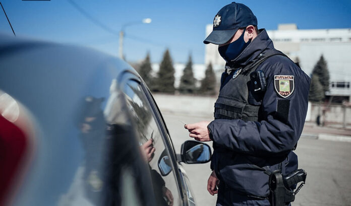 В Украине водителей наказывают за общение с полицией: как не «нарваться» на штраф