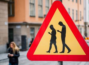 Ходячие мертвецы: как бороться с пешеходами со смартфонами?