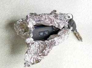 Почему вам стоит обернуть электронный ключ от авто в алюминиевую фольгу