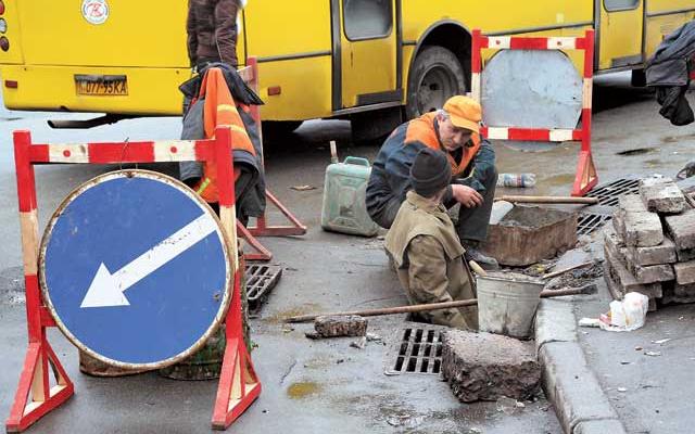 Водители платят за дороги в 10 раз больше, чем идет на их ремонт