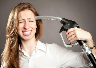 Золотой литр: почему второй месяц дорожает бензин?