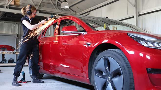 Девушка-блогер распиливает совершенно новую Model 3 и превращает ее в первый пикап Tesla