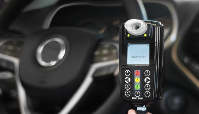 В США хотят использовать в автомобилях алкотестеры с функцией блокировки движения