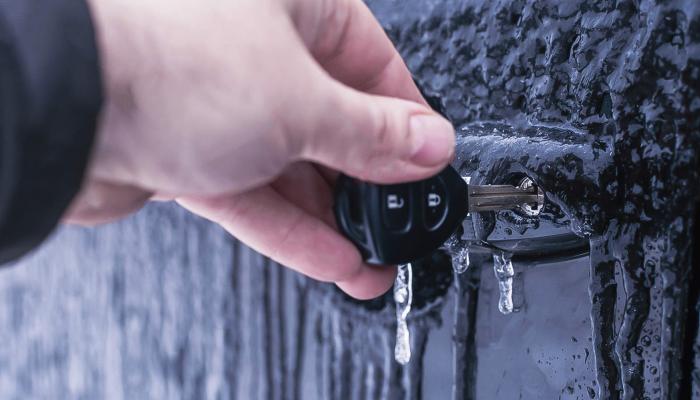 Що робити якщо замерз замок в дверях авто